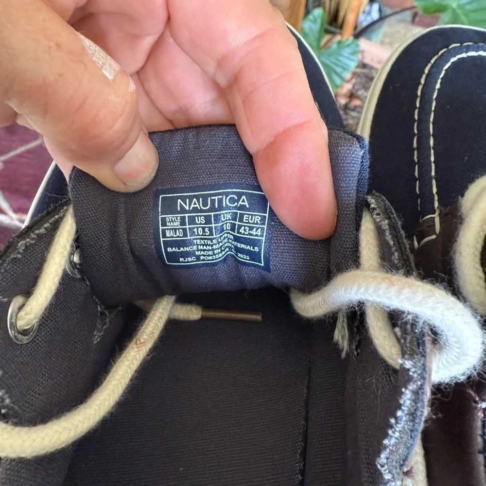 NAUTICA men’s 10 1/2 navy boat shoe excellent condition the “MALAD”